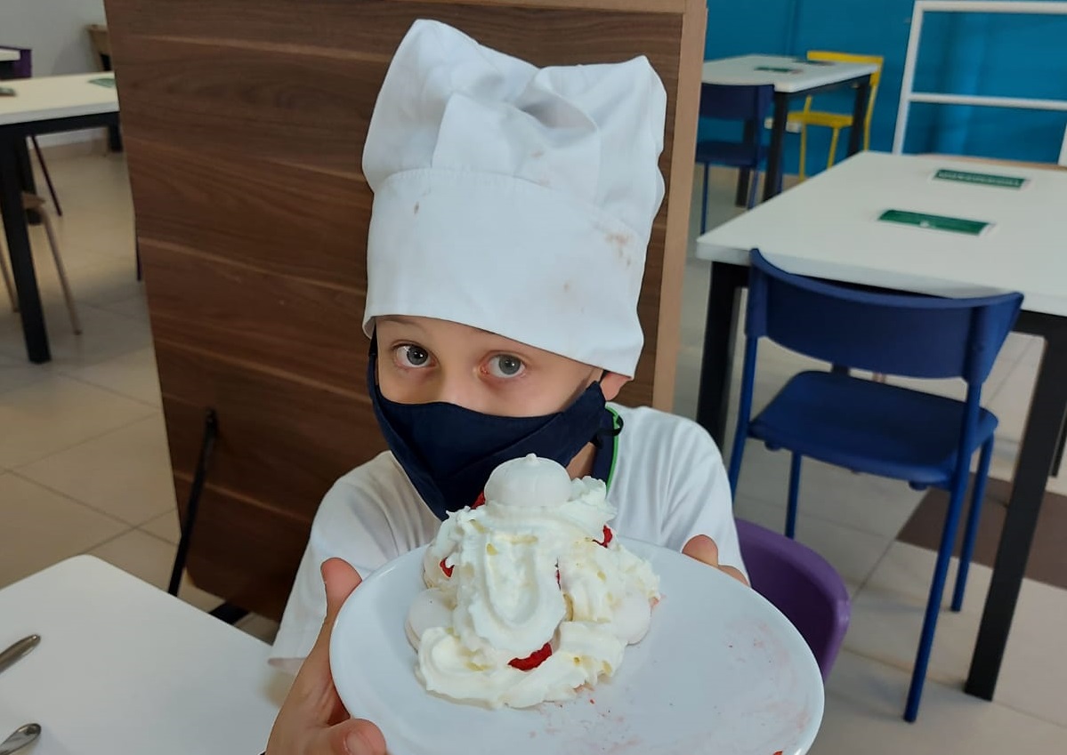 Aula de culinária empolga alunos do integral da Unidade Bosque