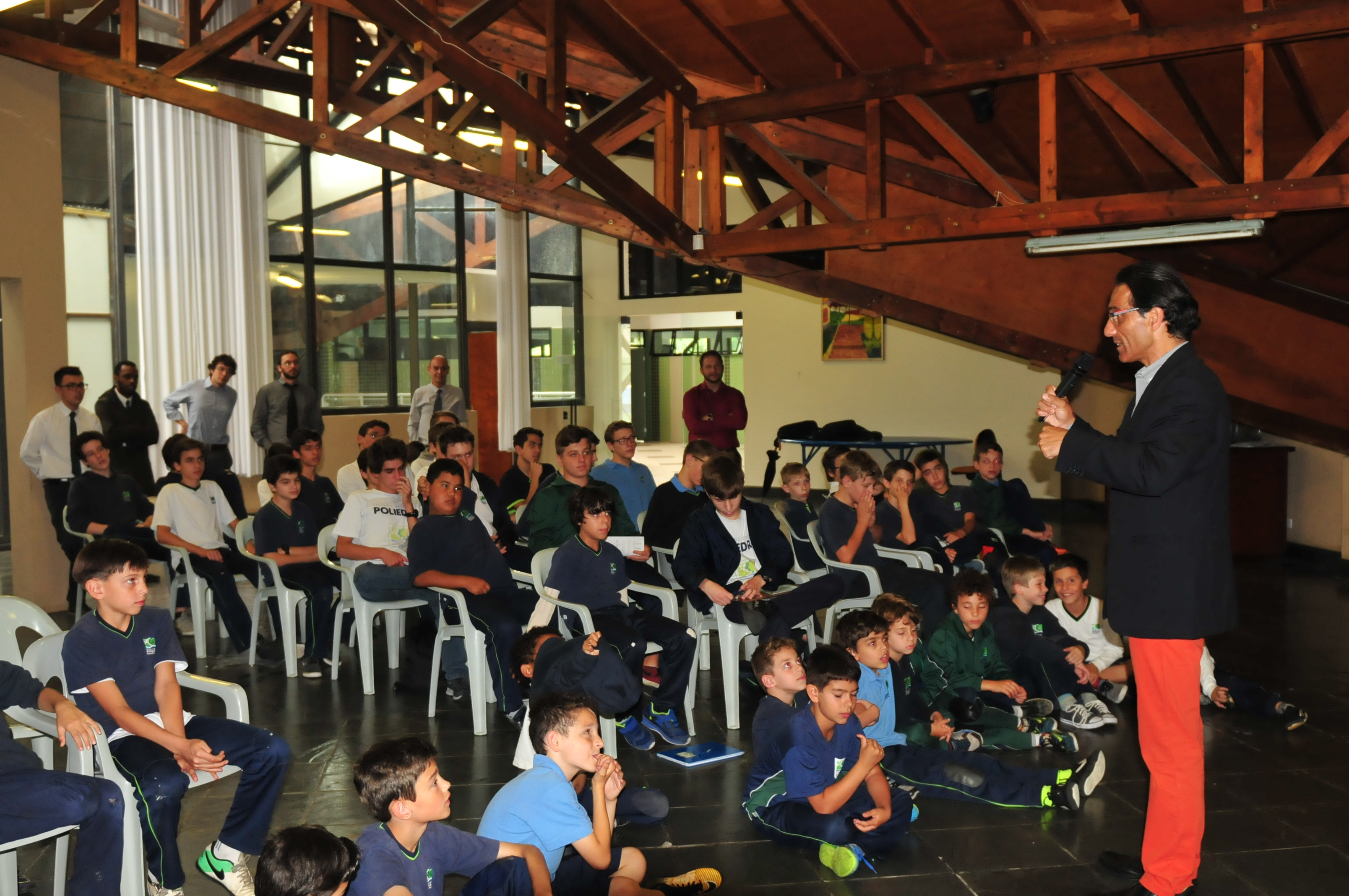 Alvaro Siviero visita colégio antes de concerto em Curitiba