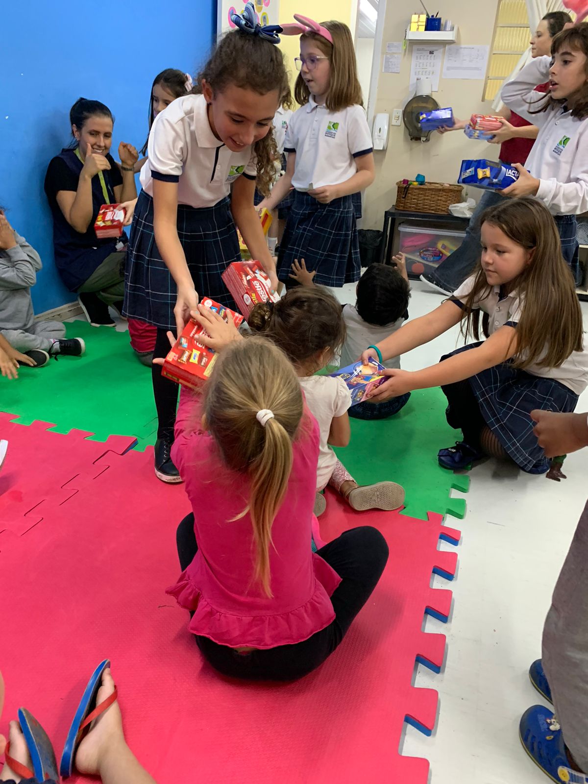 3º ano faz brincadeiras e entrega chocolates a crianças de Centro Municipal de Educação Infantil