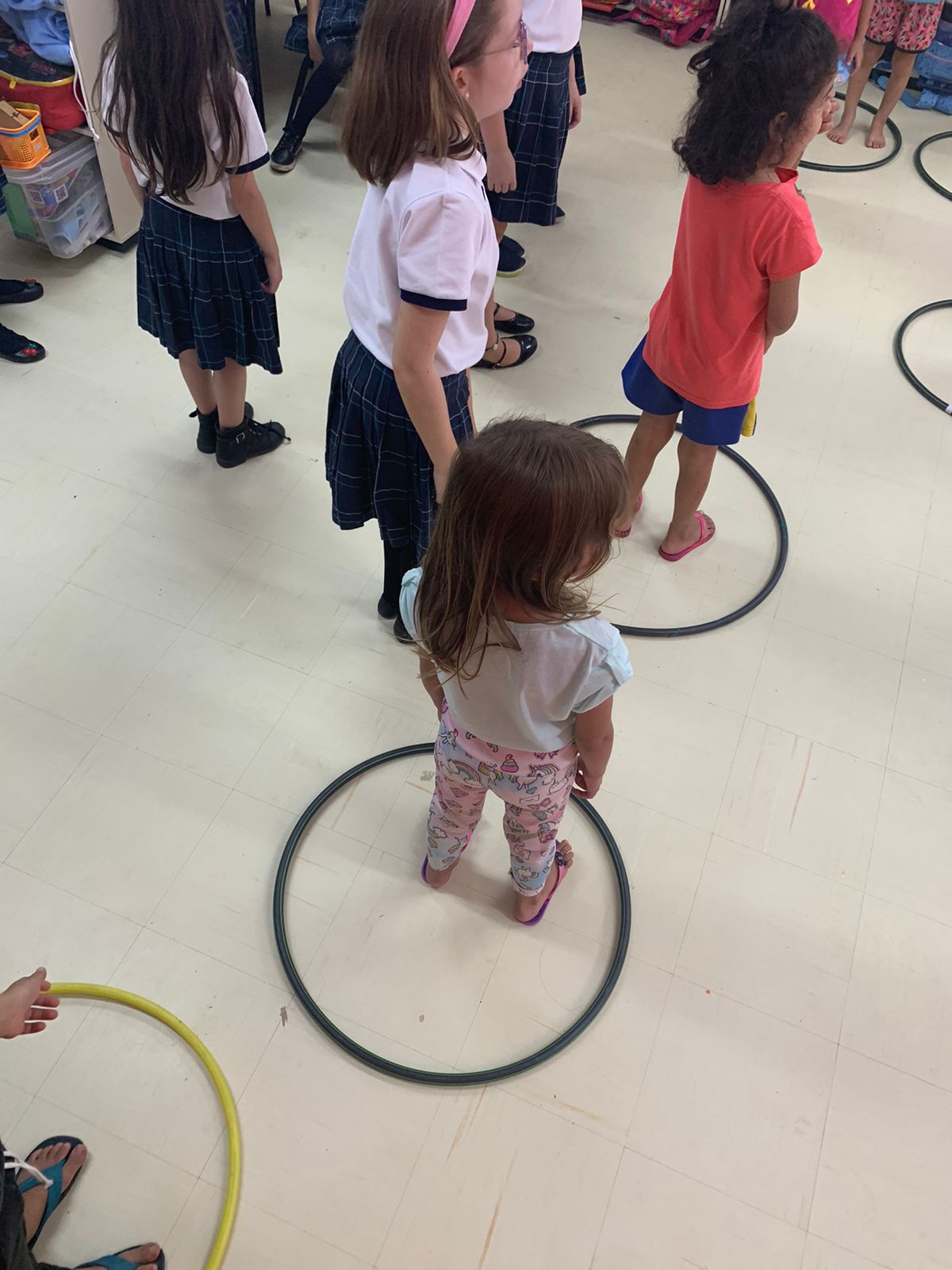 3º ano faz brincadeiras e entrega chocolates a crianças de Centro Municipal de Educação Infantil