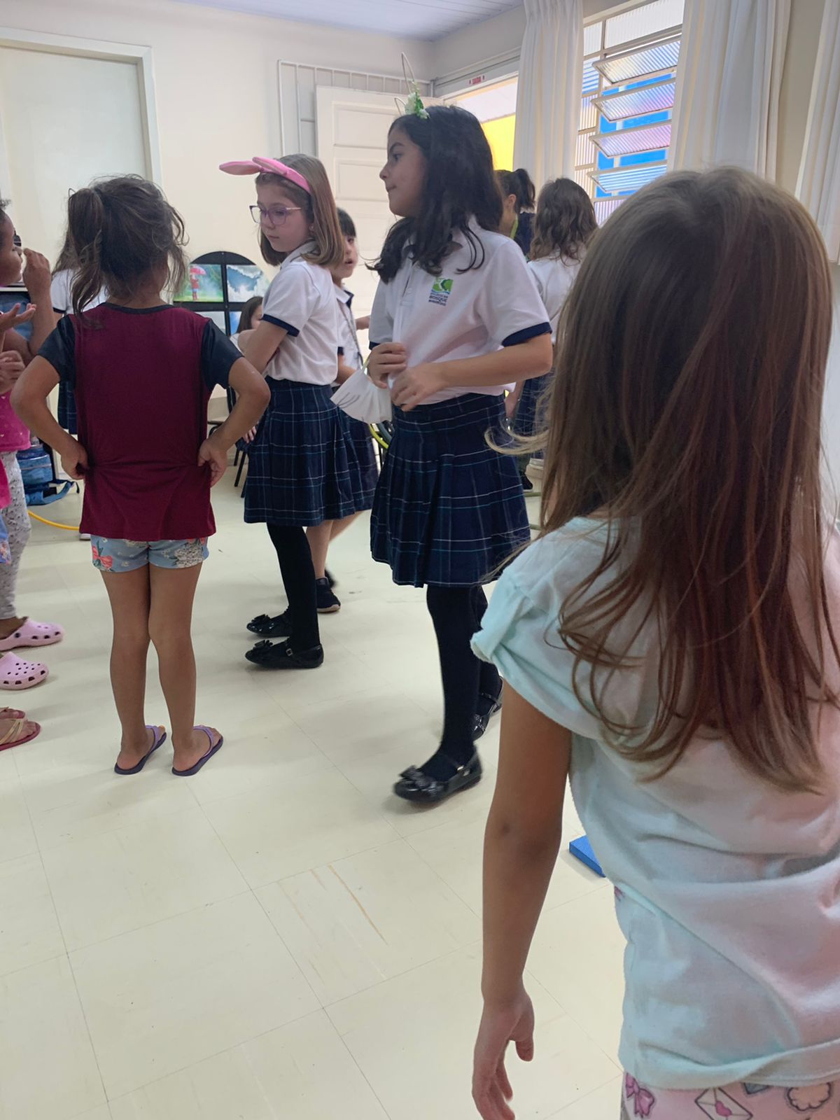 3º ano faz brincadeiras e entrega chocolates a crianças de Centro Municipal de Educação Infantil