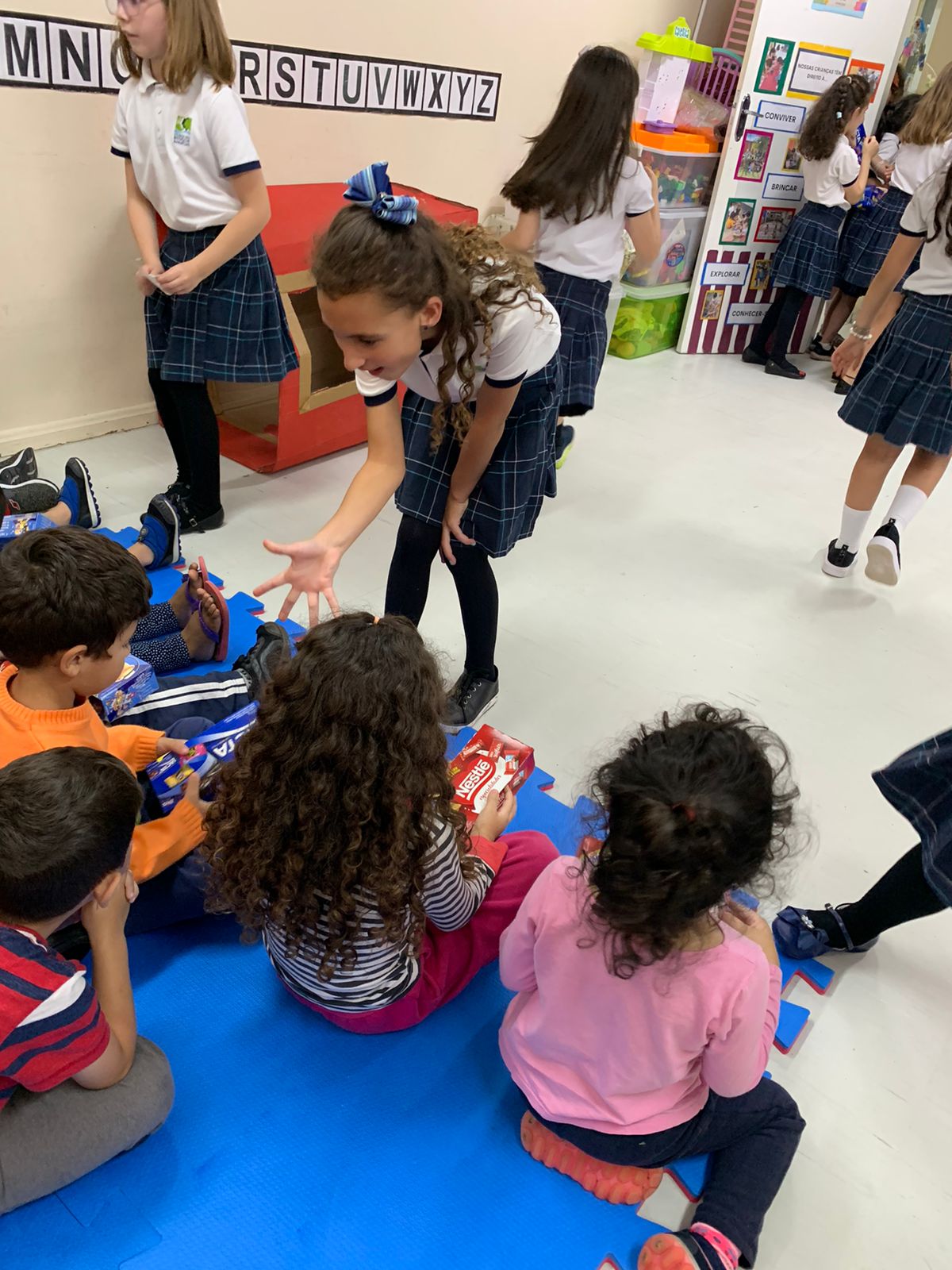 3º ano faz brincadeiras e entrega chocolates a crianças de Centro Municipal de Educação Infantil