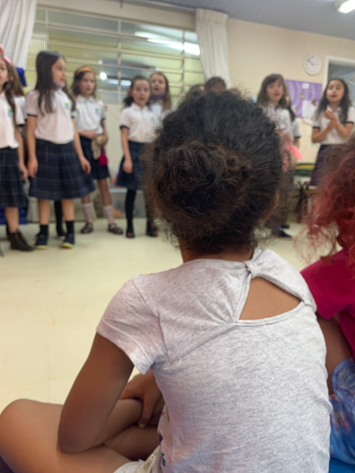 3º ano faz brincadeiras e entrega chocolates a crianças de Centro Municipal de Educação Infantil