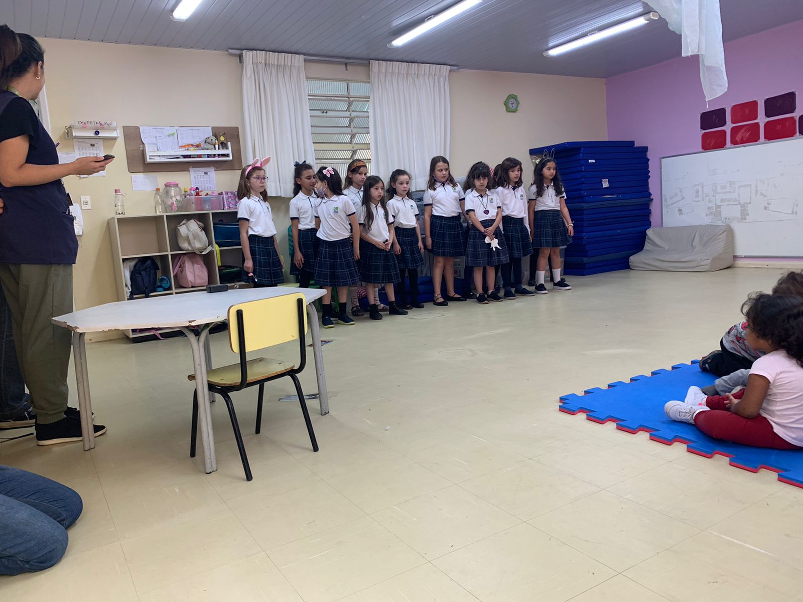 3º ano faz brincadeiras e entrega chocolates a crianças de Centro Municipal de Educação Infantil