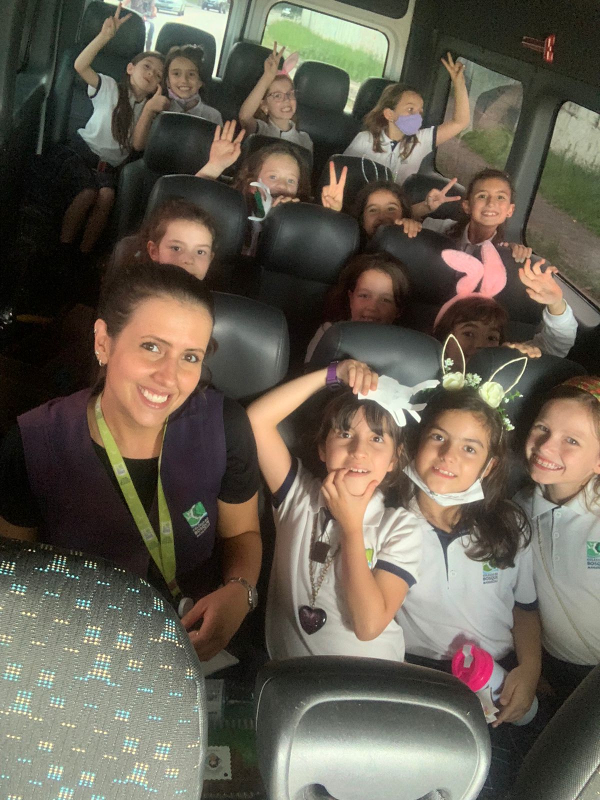 3º ano faz brincadeiras e entrega chocolates a crianças de Centro Municipal de Educação Infantil