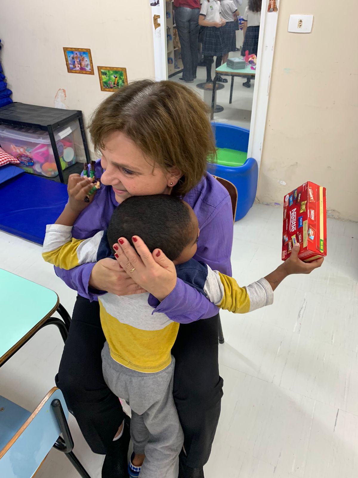 3º ano faz brincadeiras e entrega chocolates a crianças de Centro Municipal de Educação Infantil