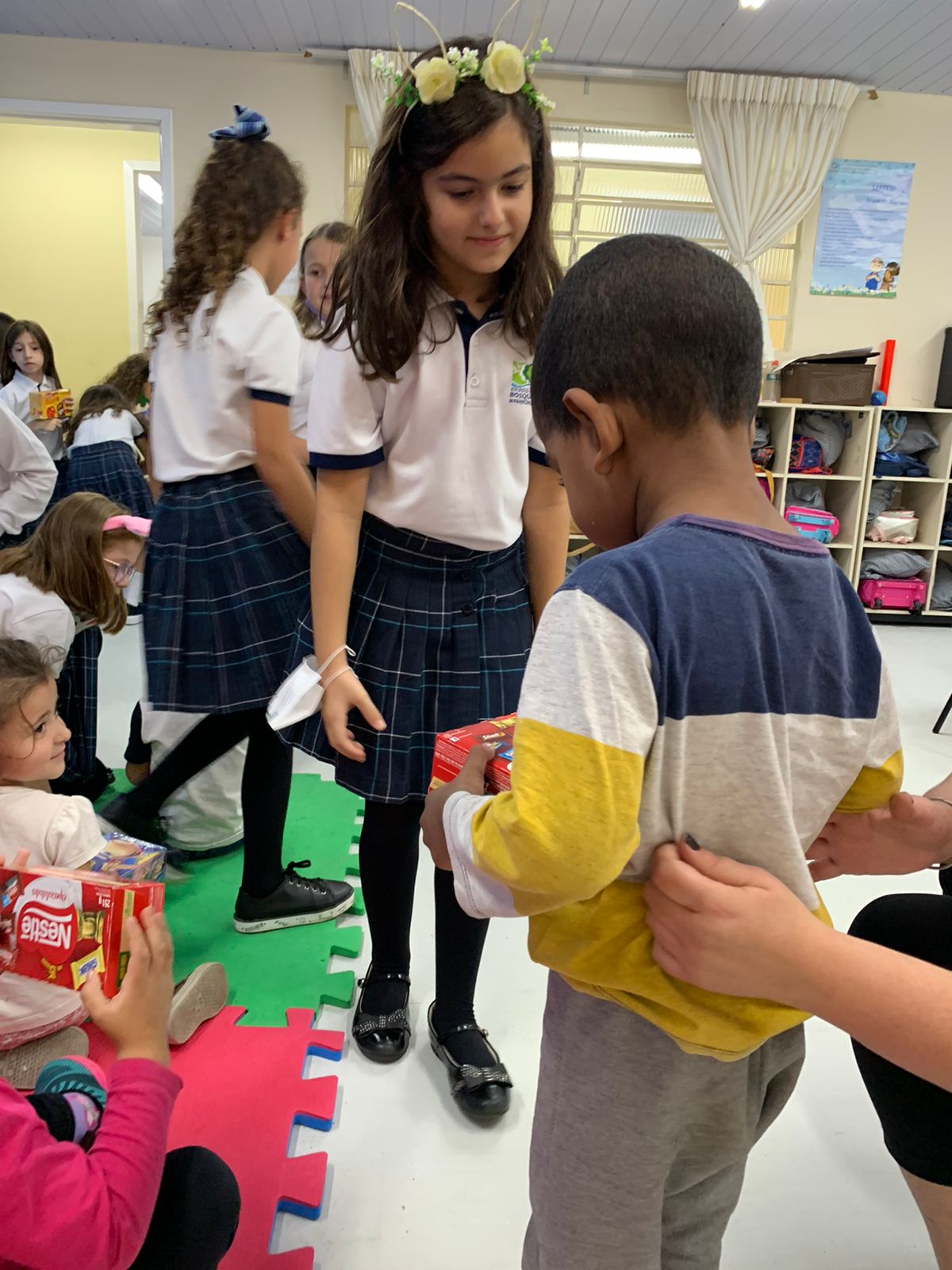 3º ano faz brincadeiras e entrega chocolates a crianças de Centro Municipal de Educação Infantil