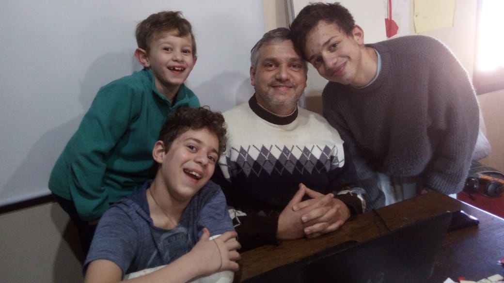 Emílio Endres com os filhos Breno (9º ano),Miguel (7º ano) e Pedro (3º ano), com a ajuda da Lorena