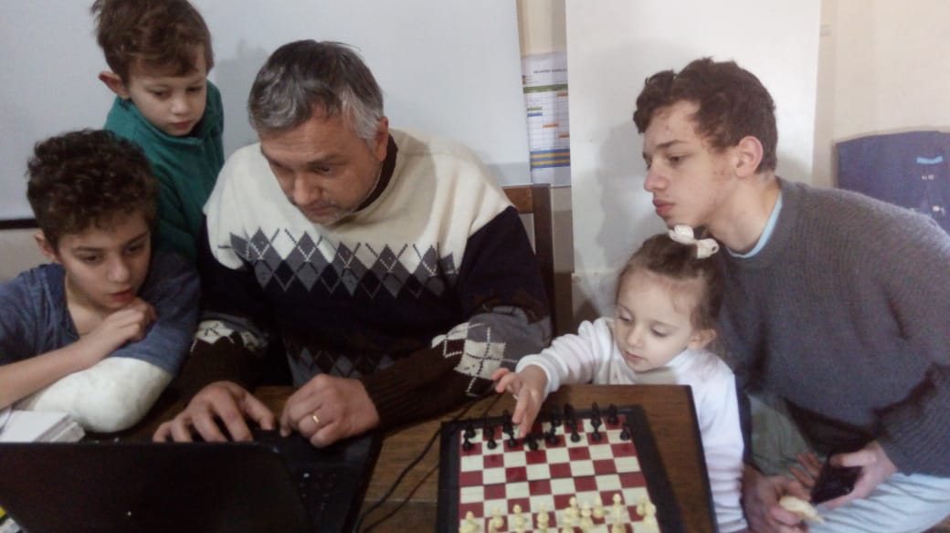Emílio Endres com os filhos Breno (9º ano),Miguel (7º ano) e Pedro (3º ano), com a ajuda da Lorena