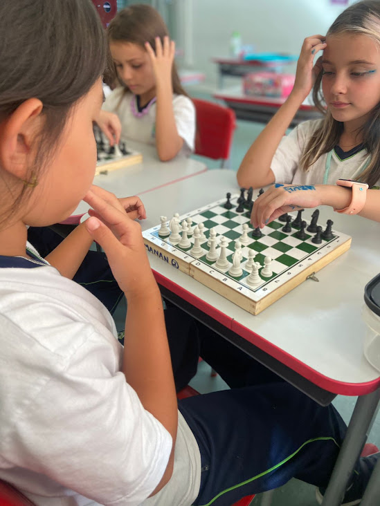 Xadrez em inglês: ainda mais desafios para o raciocínio das alunas