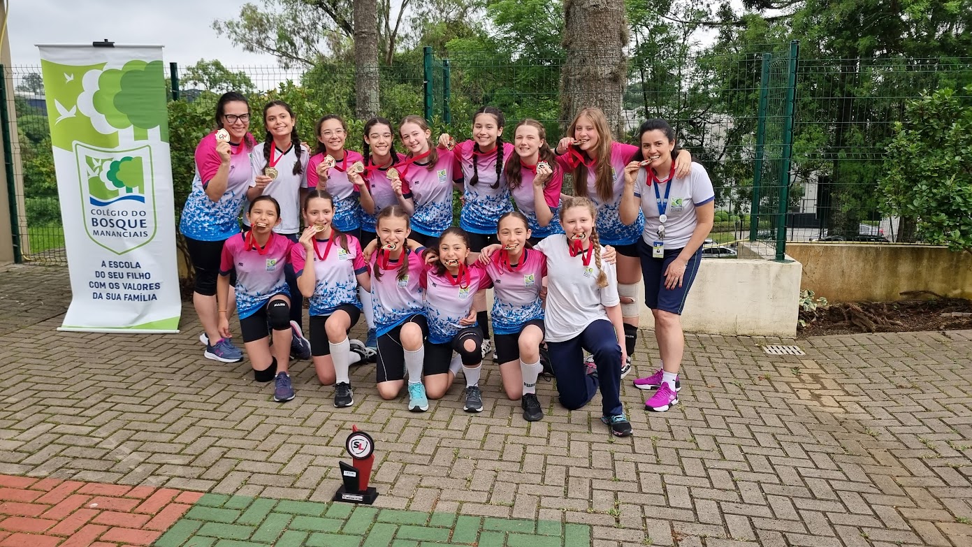 Alunas de Mananciais campeãs de Handebol